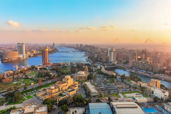 El Cairo centro y el Nilo desde arriba, vista del atardecer, Egipto —  Fotos de Stock