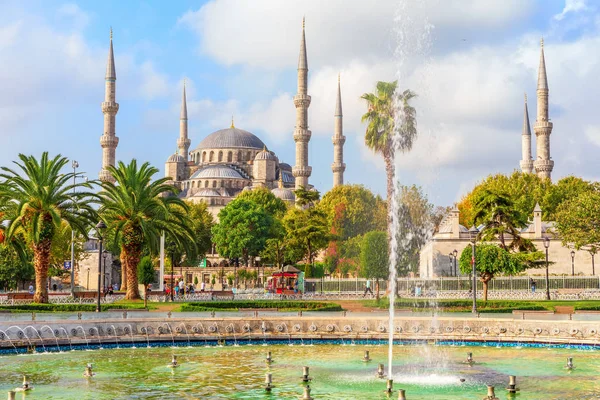 La Mosquée Bleue et la fontaine dans le parc Sultan Ahmet, Istanbul , — Photo