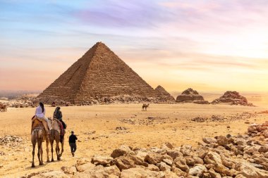 Menkaure Piramidi ve develer üzerinde turistler, Giza, Mısır