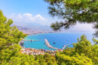 Alanya İskelesi, Alanya Şatosu 'nun yanındaki yeşil tepenin manzarası,
