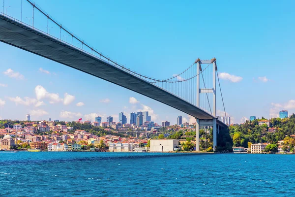 Most Bosporus v Istanbulu, pohled zdola — Stock fotografie