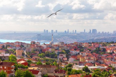İstanbul 'un Asyalı tarafı ve arka planda gökdelenler, T