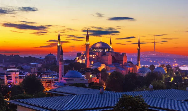 Santa Sofía, antigua mezquita de Estambul, Turquía, maravillosa puesta de sol — Foto de Stock