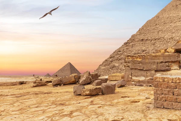 Fot av pyramiden i Khafre och pyramiden i Menkaure i bakgrunden, Giza, Egypten — Stockfoto