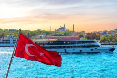 Türk bayrağı, Boğaz 'daki gemi ve arka planda Ayasofya, İstanbul, Türkiye