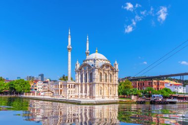 İstanbul, İstanbul 'daki Boğaz Köprüsü yakınlarındaki Meşhur Ortakoy Camii