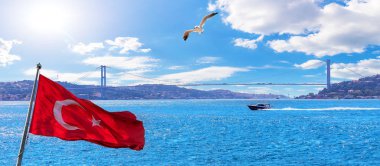 Boğaz, Türk bayrağı ve Boğaz Köprüsü, İstanbul panoraması