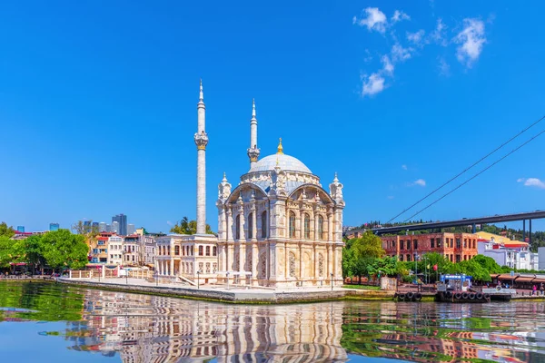 Slavná mešita Ortakoy poblíž mostu Bosphorus, Istanbul, Turecko — Stock fotografie