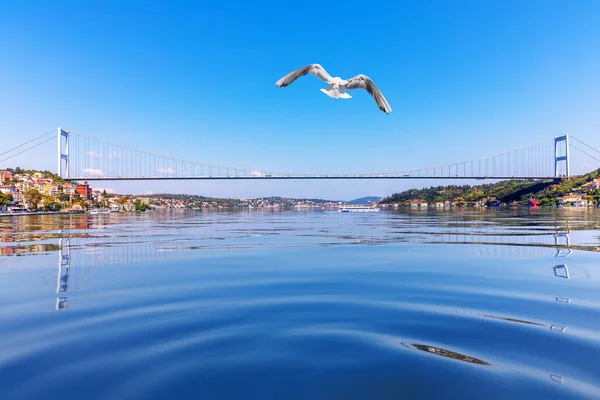 Aguas del estrecho de Boshporus y el puente Fatih Sultan Mehmet, Estambul, Turquía — Foto de Stock