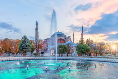Sultan Ahmet Meydanı çeşmesi ve Ayasofya, İstanbul, Türkiye