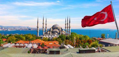 Boğazın önündeki Mavi Cami ve Türk bayrağı, İstanbul, Türkiye panoraması