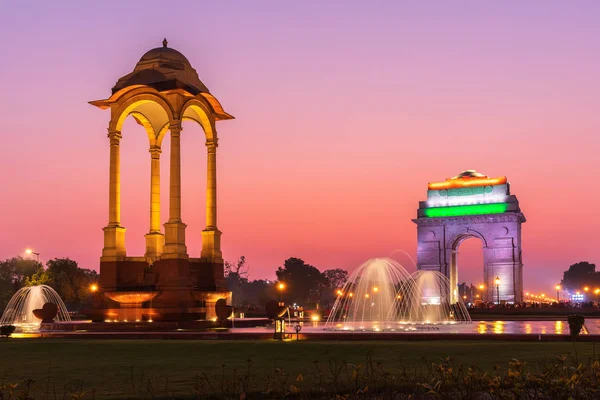 De India Gate en de Canopy, 's nachts verlicht uitzicht, New Delhi, India — Stockfoto