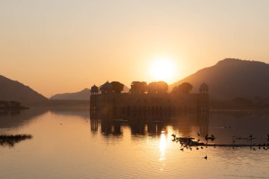 Man Sagar Gölü 'ndeki Jal Mahal Sarayı, gündoğumu silueti, Jaipur, Hindistan