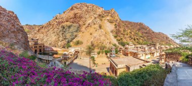 Hindistan 'ın Jaipur kentindeki Aravalli tepelerindeki Galta Ji Tapınağı kompleksi veya Maymun Tapınağı, güzel bir manzara.