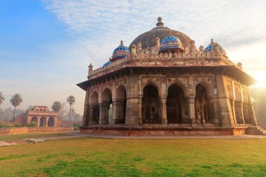 Isa Han 'ın mezarı, güzel gündoğumu manzarası, Humayun Mezar Kompleksi, Yeni Delhi, Hindistan