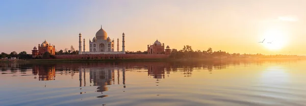 Taj Mahal sunset panorama, vista desde el río Yamuna, Agra, Ind —  Fotos de Stock