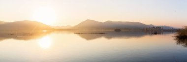 Man Sagar Gölü ile Jal Mahal su sarayı, panoramik manzara, Japur, Hindistan.
