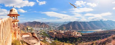 Amber Kalesi, Maotha Gölü ve Aravalli Dağları 'nın panoramik manzarası Jaigarh Kalesi, Jaipur, Rajasthan, Hindistan manzarası..