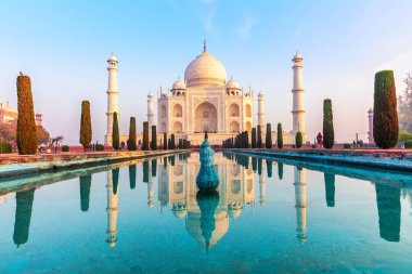 Gün batımında Taj Mahal mozolesi, Agra, Hindistan.