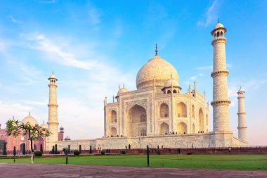 Agra 'daki ünlü Taj Mahal, Uttar Pradesh, Hindistan, halk yok..
