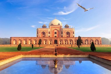 Humayun 'un Delhi' deki mezarı, güzel güneşli bir gün manzarası..