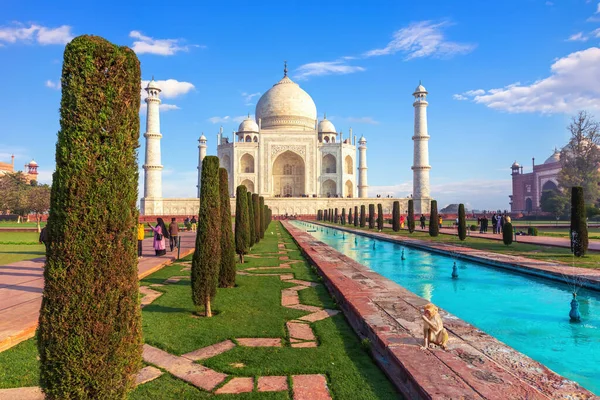 Beautiful Taj Mahal Mausoleum in Agra, India — стокове фото