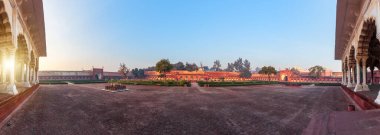 Agra Kalesi iç avlu, sabah görüşü, insan yok.