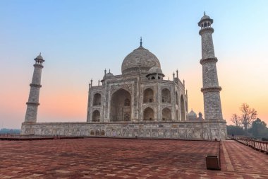 Hindistan 'da gün batımında Taj Mahal, harika manzara, hiç insan yok.
