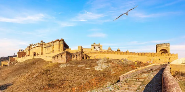 Amer Fort em Jaipur, Índia, maravilhoso panorama ensolarado — Fotografia de Stock