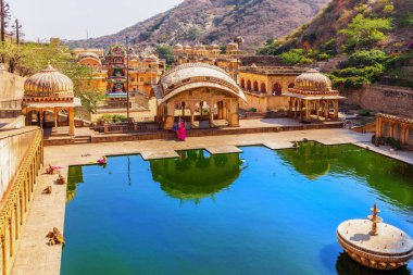 Maymun Tapınağı 'ndaki ünlü aziz Kund, Galta Ji, Jaipur, Hindistan
