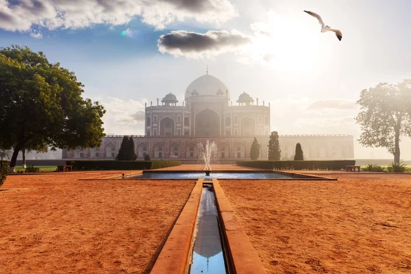 Berühmtes Humayuns-Grab in den Wolken und Sonnenstrahlen, New Dehli, Indien — Stockfoto