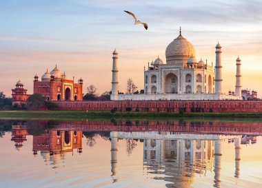 Hindistan 'ın Agra kentindeki Yumana nehrinin kıyısındaki ünlü Taj Mahal Anıtmezar..