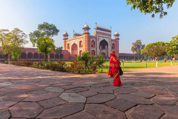 Taj Mahal East Gate Una Mujer India India Agra — Foto de Stock