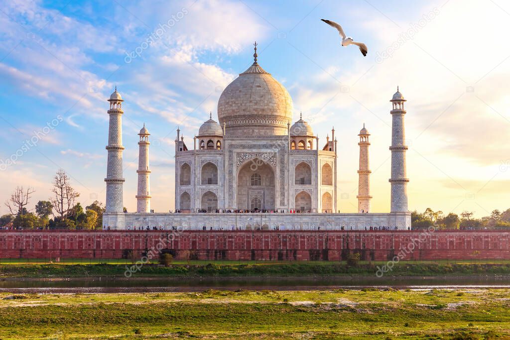 India, Taj Mahal complex, beautiful day view.