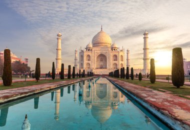 Taj Mahal günbatımı bulutlarının altında, Agra, Hindistan.
