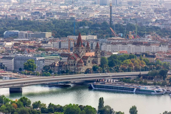 Vista de la iglesia de San Francisco de Asís, Viena, Austria — Foto de Stock