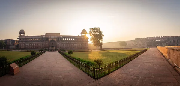 阿格拉堡（Agra Fort），印度阿格拉市的一座历史要塞，内部庭院全景 — 图库照片