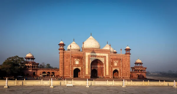 Κόκκινο Πέτρινο Τζαμί Στη Δεξιά Πτέρυγα Του Ταζ Μαχάλ Ινδία — Φωτογραφία Αρχείου