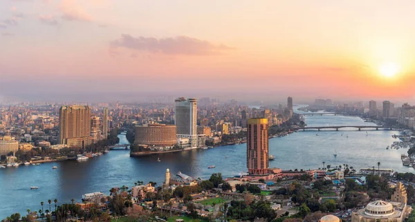 Solnedgang over NIle i Cairo downtown, Egypten - Stock-foto