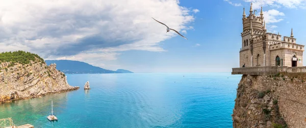 Ласточки Гнездо замок в Крыму, красивая морская панорама — стоковое фото