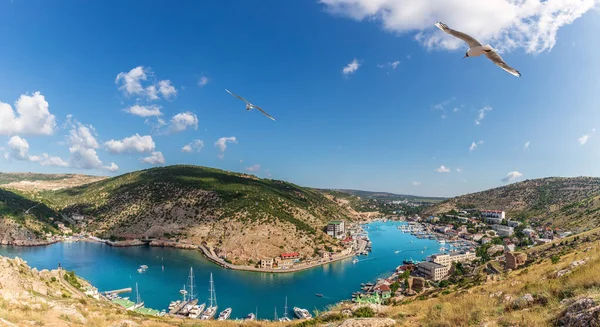 Balaklava Bay, Blick auf Sewastopols Wahrzeichen, Krim — Stockfoto