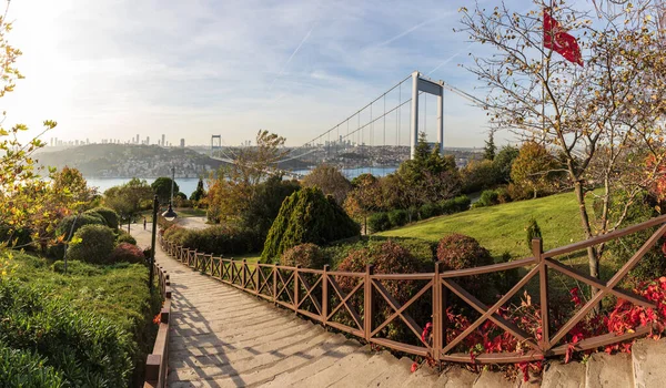 Estambul Otagtepe Park y el puente Fatih Sultan Mehmet, Turquía — Foto de Stock