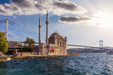 Ortakoy Camisi ve Boğaz Köprüsü, İstanbul ve Türkiye 'nin manzarası.