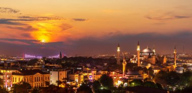 İstanbul silueti, İstanbul Köprüsü 'nün akşam manzarası ve Ayasofya, Türkiye.