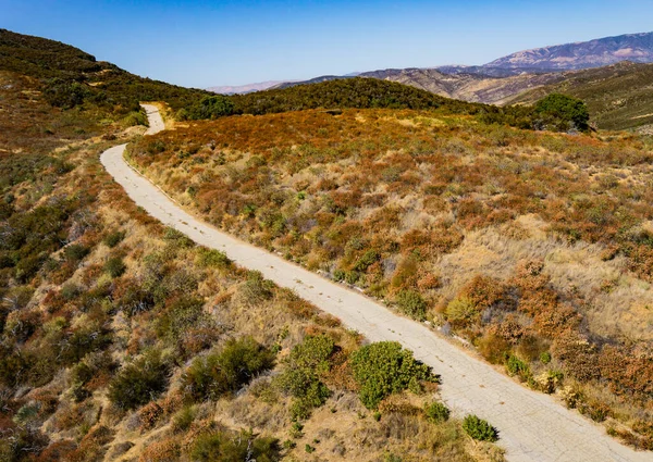Дорога к национальным лесам в Калифорнии — стоковое фото