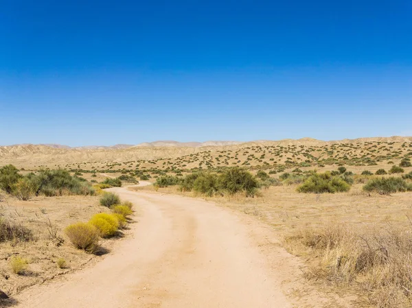 Feldweg führt in Kalifornien weiter — Stockfoto