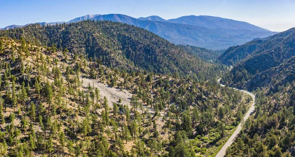 Road Between Hills and Mountains — Stock Photo, Image