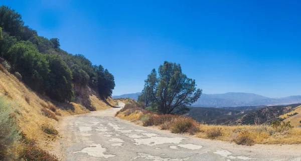 Estrada abandonada no deserto da Califórnia — Fotografia de Stock