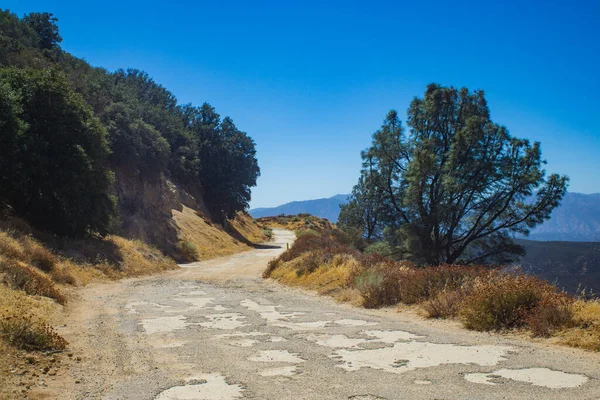 Robuste Straße in den kalifornischen Bergen — Stockfoto