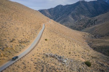 Mountainside Yolu 'ndaki SUv.